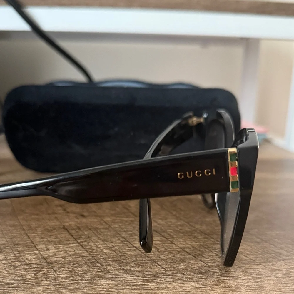 Gucci Women's Black Oversized Glasses - Picture 2 of 3